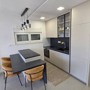 Stara Novalja: apartman, 66.80 m2, visoko prizemlje, drugi red do mora!