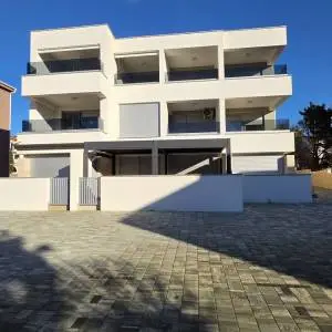 Stara Novalja: apartman, visoko prizemlje, 74.14m2, drugi red do mora!