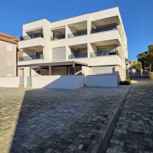 Stara Novalja: apartman, visoko prizemlje, 74.14m2, drugi red do mora!