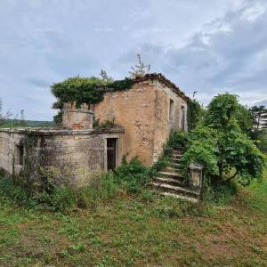 Stare ruševne kuće na velikom terenu od 6880 m2.