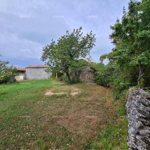 Stare ruševne kuće na velikom terenu od 6880 m2.