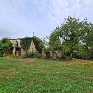 Stare ruševne kuće na velikom terenu od 6880 m2.