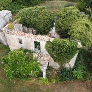 Stare ruševne kuće na velikom terenu od 6880 m2.