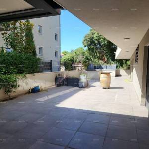 STOJA  Moderni stan s terasom 80 m², 100 m od mora u Puli!