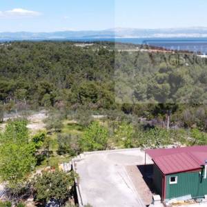 Sutivan 19713 m2 poljoprivredno zemljište + objekt 1/1