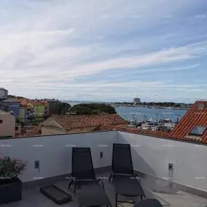 Top lokacija! Dvoetažni penthouse s parkirnim mjestom i pogledom na more, Umag!