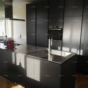 Top lokacija! Dvoetažni penthouse s parkirnim mjestom i pogledom na more, Umag!