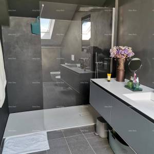 Top lokacija! Dvoetažni penthouse s parkirnim mjestom i pogledom na more, Umag!