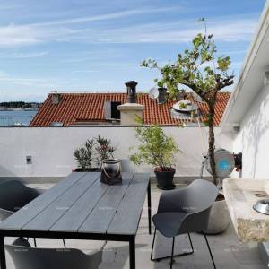 Top lokacija! Dvoetažni penthouse s parkirnim mjestom i pogledom na more, Umag!