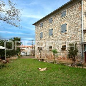 Tradicionalna kamena kuća s dva apartmana.