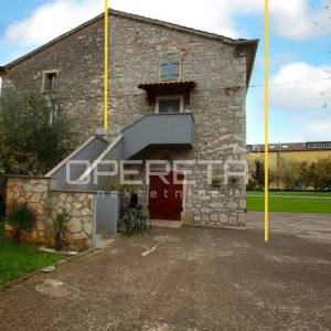 Tradicionalna kamena kuća s dva apartmana.