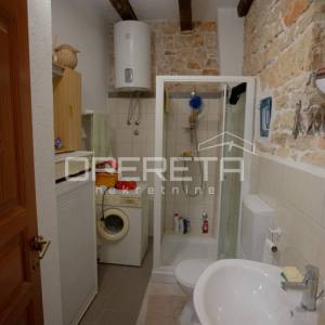 Tradicionalna kamena kuća s dva apartmana.