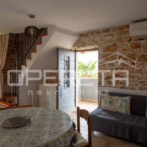 Tradicionalna kamena kuća s dva apartmana.