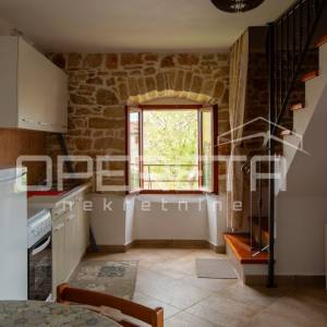 Tradicionalna kamena kuća s dva apartmana.