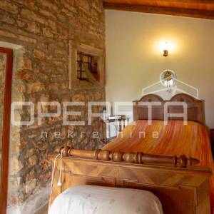 Tradicionalna kamena kuća s dva apartmana.