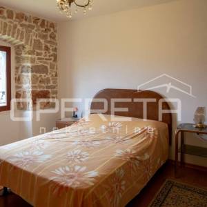 Tradicionalna kamena kuća s dva apartmana.