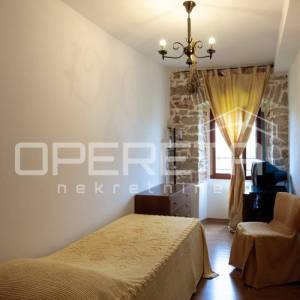 Tradicionalna kamena kuća s dva apartmana.