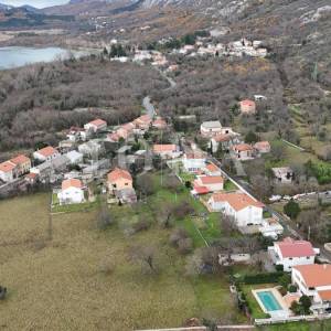 Tribalj – Građevinsko zemljište u centru, ravan teren, infrastruktura na parceli