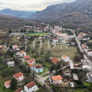 Tribalj – Građevinsko zemljište u centru, ravan teren, infrastruktura na parceli