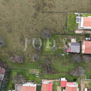 Tribalj – Građevinsko zemljište u centru, ravan teren, infrastruktura na parceli