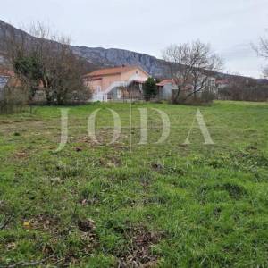 Tribalj – Građevinsko zemljište u centru, ravan teren, infrastruktura na parceli