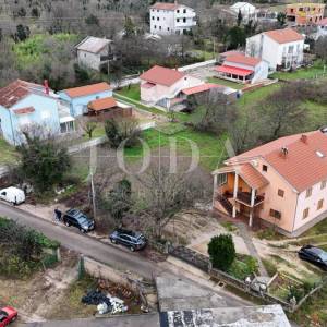 Tribalj – Građevinsko zemljište u centru, ravan teren, infrastruktura na parceli