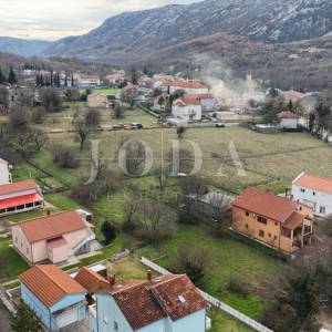 Tribalj – Građevinsko zemljište u centru, ravan teren, infrastruktura na parceli