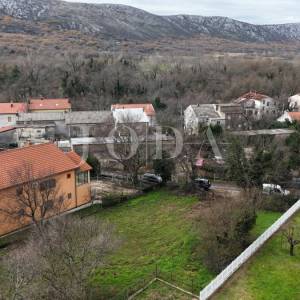 Tribalj – Građevinsko zemljište u centru, ravan teren, infrastruktura na parceli