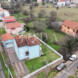 Tribalj – Građevinsko zemljište u centru, ravan teren, infrastruktura na parceli