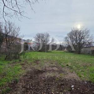 Tribalj – Građevinsko zemljište u centru, ravan teren, infrastruktura na parceli