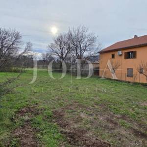 Tribalj – Građevinsko zemljište u centru, ravan teren, infrastruktura na parceli