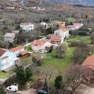 Tribalj – Građevinsko zemljište u centru, ravan teren, infrastruktura na parceli