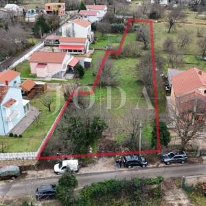 Tribalj – Građevinsko zemljište u centru, ravan teren, infrastruktura na parceli