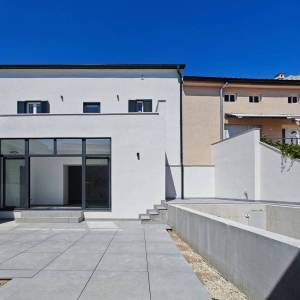 TRIBALJ- Renovirana kuća s bazenom