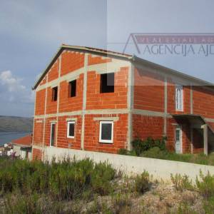 Trogir Seget Vranjica kuća sa 9 stanova roh-bau - novo u ponudi