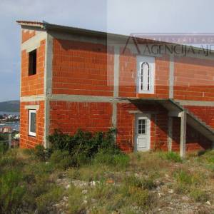 Trogir Seget Vranjica kuća sa 9 stanova roh-bau - novo u ponudi
