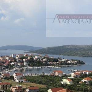 Trogir Seget Vranjica kuća sa 9 stanova roh-bau - novo u ponudi