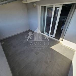 Trosoban apartman udaljen od mora 500m - Vir