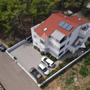 Trosoban apartman udaljen od mora 500m - Vir