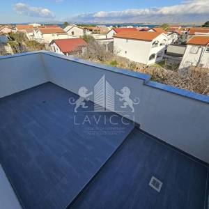 Trosoban apartman udaljen od mora 500m - Vir