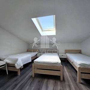 Trosoban apartman udaljen od mora 500m - Vir