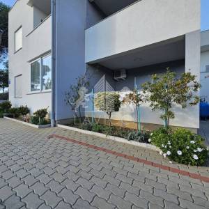 Trosoban apartman udaljen od mora 500m - Vir