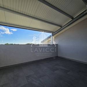 Trosoban apartman udaljen od mora 500m - Vir