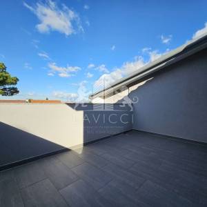 Trosoban apartman udaljen od mora 500m - Vir