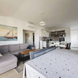 Trosoban apartman udaljen od mora 500m - Vir