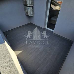 Trosoban apartman udaljen od mora 500m - Vir