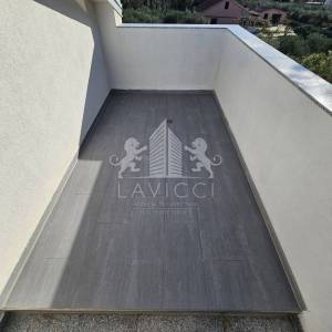 Trosoban apartman udaljen od mora 500m - Vir