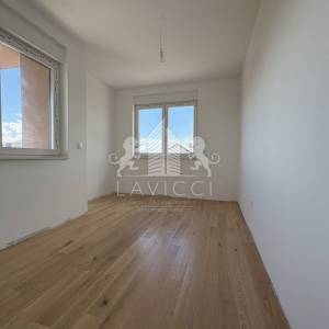 Trosoban stan s krovnom terasom - Zadar, Plovanija