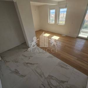 Trosoban stan s krovnom terasom - Zadar, Plovanija