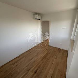 Trosoban stan s krovnom terasom - Zadar, Plovanija